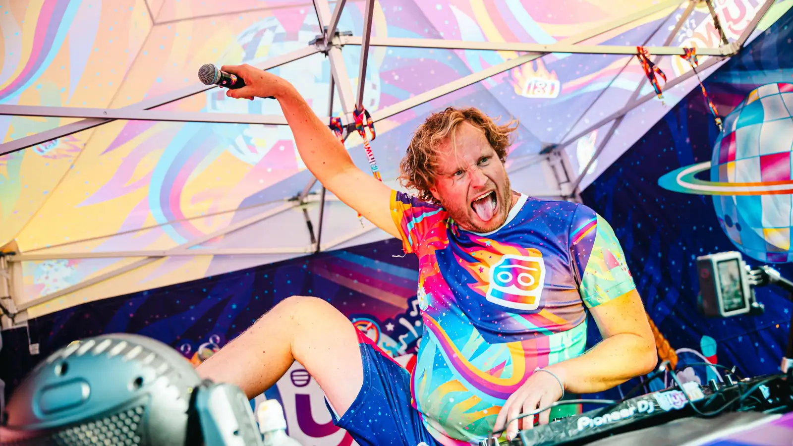 Kinder-DJ Blijwin® speels achter de booth tijdens een outdoor-disco