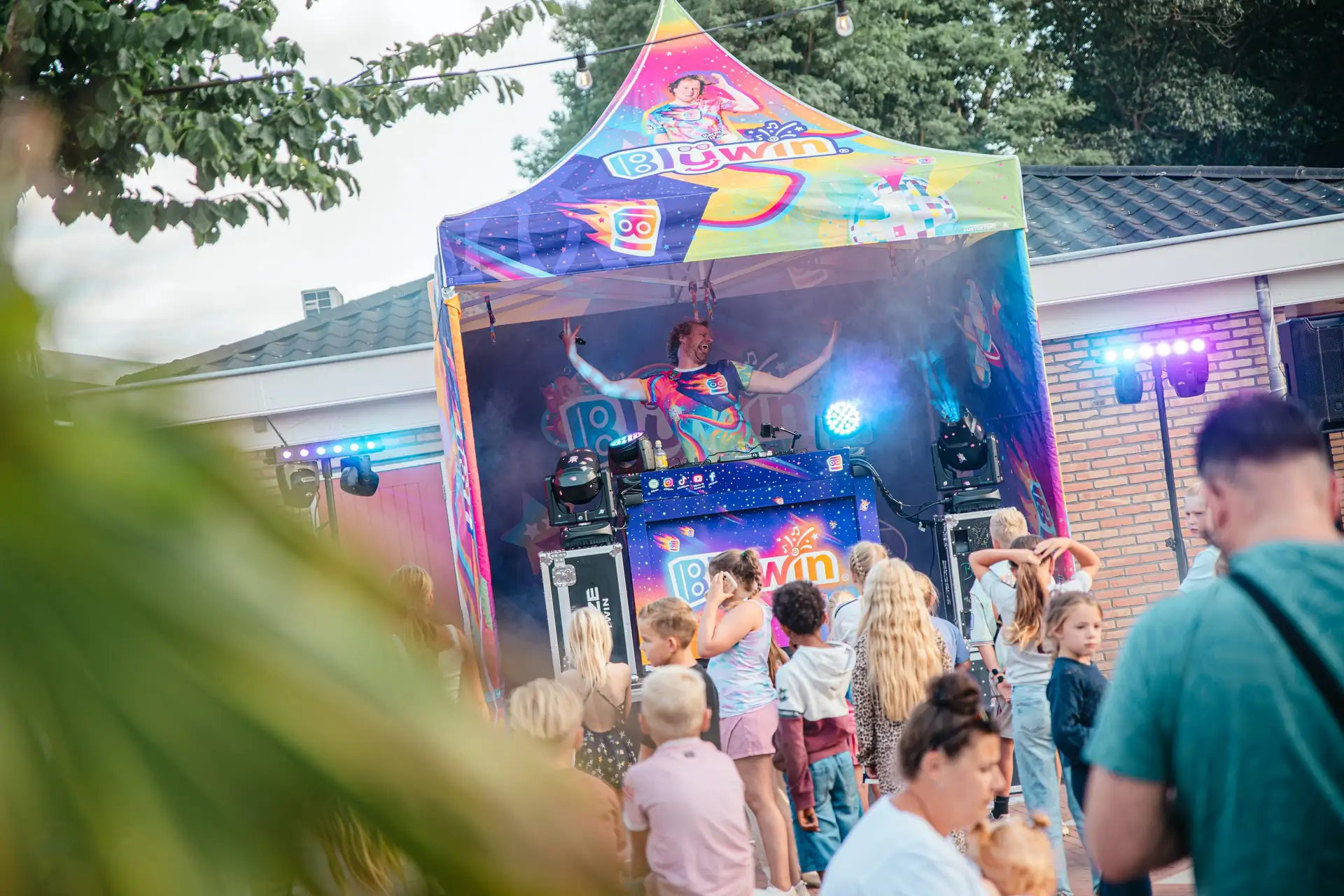 Outdoor Blijwin® kinderdisco met publiek van kinderen voor het podium