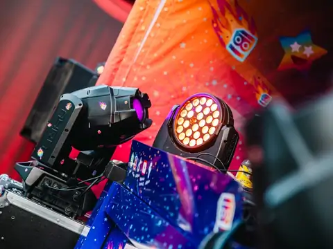 Lichtshow en DJ-booth van Blijwin® tijdens een kinderdisco