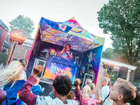 Kinderen bij de DJ-booth van Blijwin® tijdens een kinderfeestje
