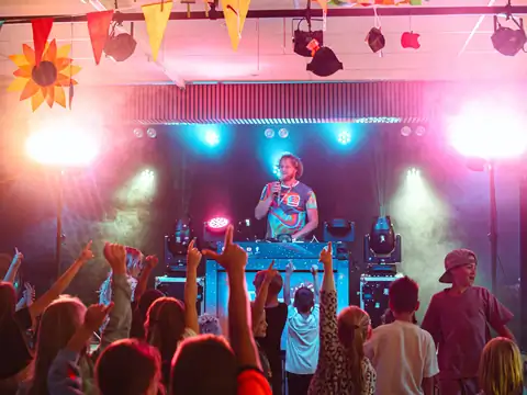 Kinderen dansen voor DJ Blijwin® tijdens een indoor kinderdisco