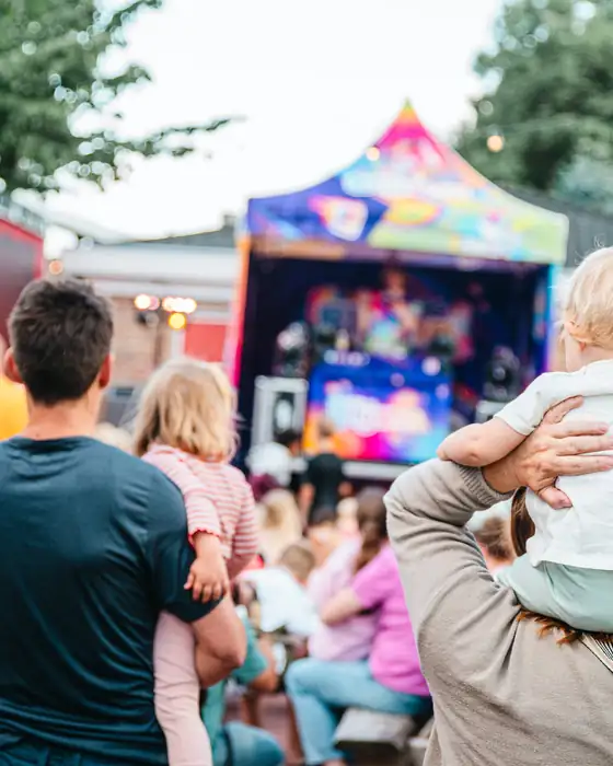 Dansende familiesfeer tijdens een Blijwin® kinderdisco