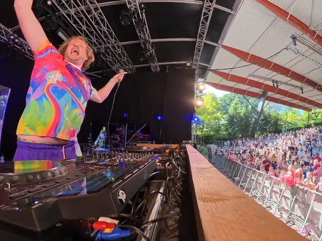 Kinder-DJ Blijwin® draait voor een groot publiek in een openluchttheater