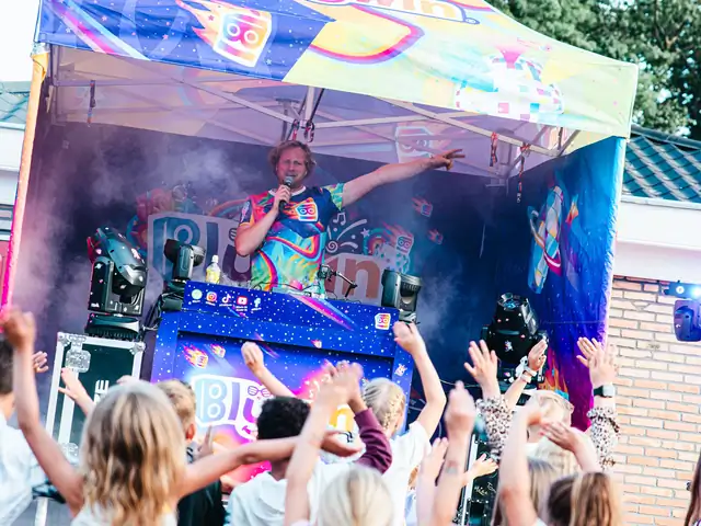 Dansende menigte tijdens een Blijwin® kinderdisco