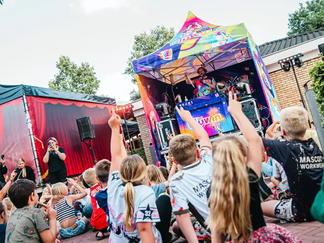 DJ Blijwin® hinter dem Pult bei einer Indoor-Kinderdisco