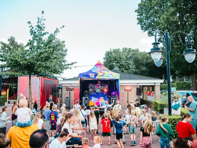 Tanzende Kinder bei einem Outdoor-Event von Blijwin®