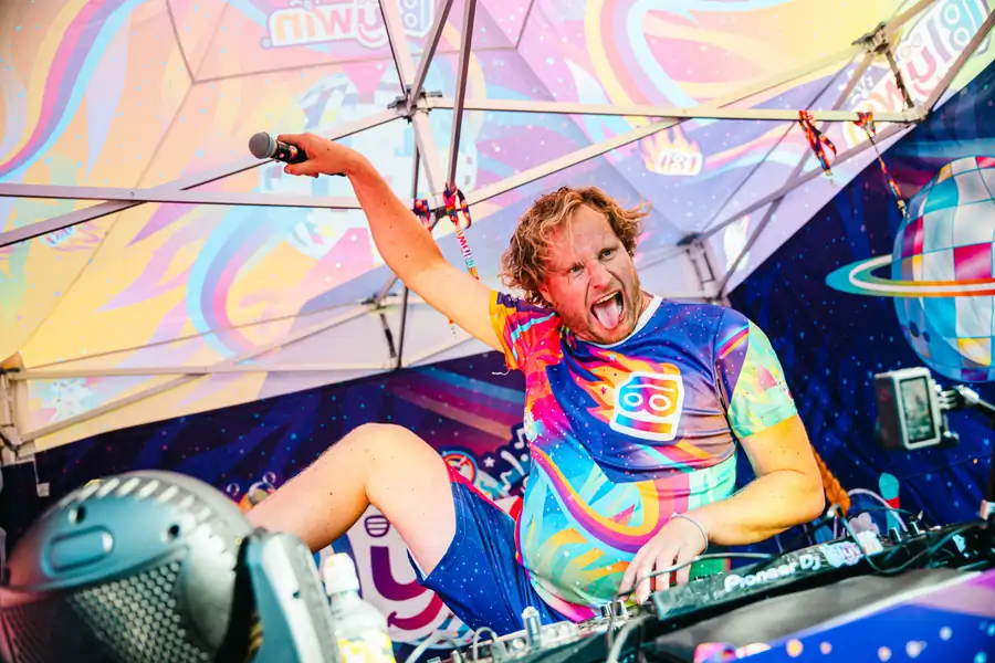 Blijwin® in actie achter de DJ-booth met microfoon