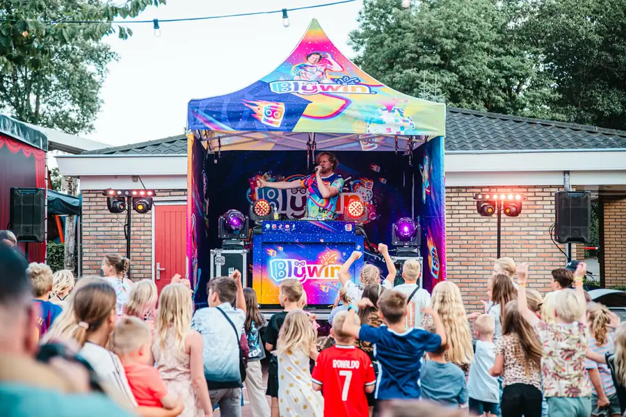 Blijwin® tijdens een outdoor kinderdisco met dansend publiek