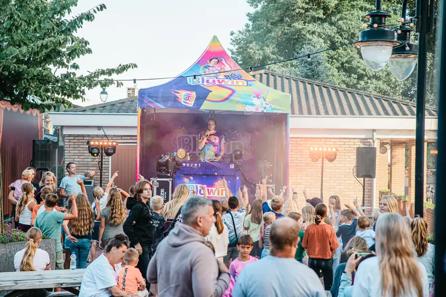 Outdoor kinderdisco met Blijwin®-tent en enthousiast publiek