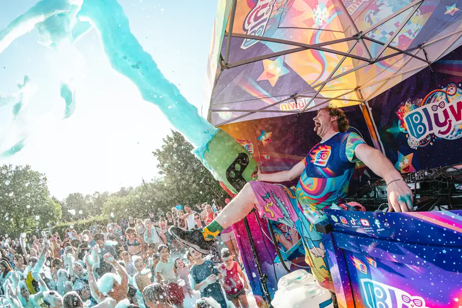 Blijwin® achter de DJ-booth met schuimkanon in actie