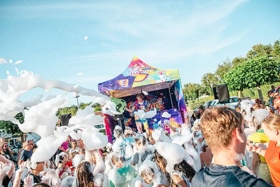 Blijwin® schuimparty met schuimkanon en dansend publiek