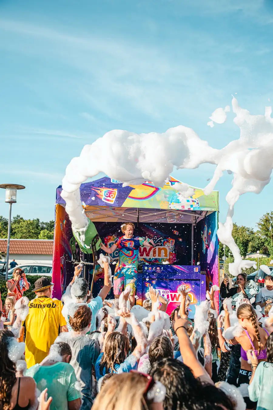 Dikke schuimboog boven het publiek bij een Blijwin® schuimparty