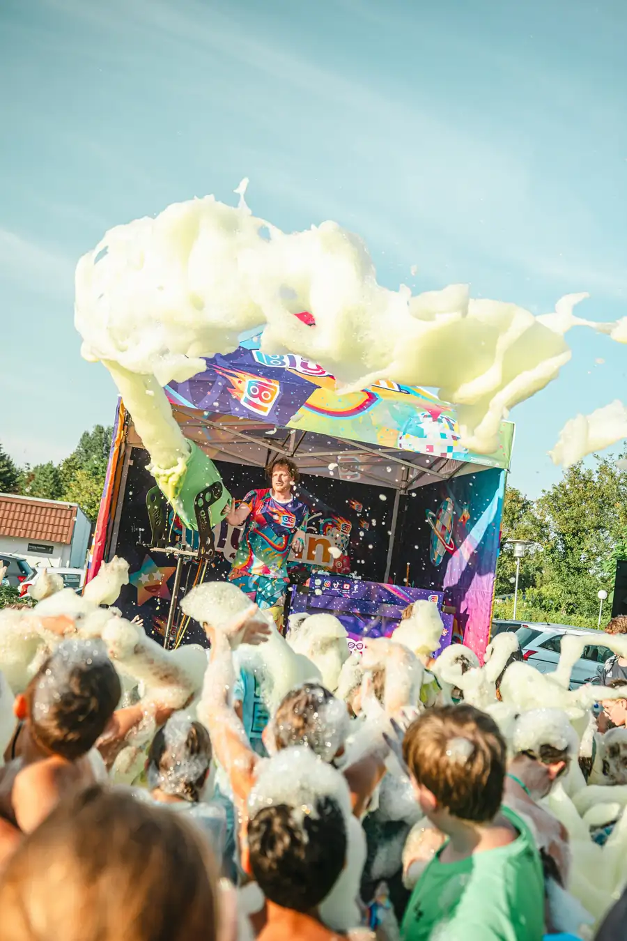 Schuimregen boven het publiek bij een Blijwin® schuimparty