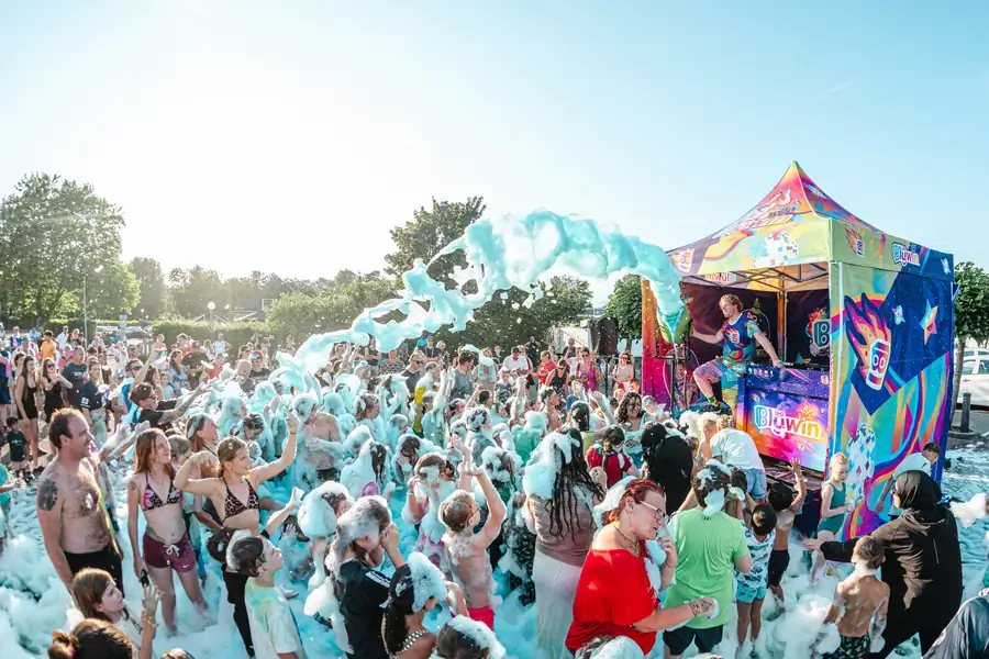 Foamstream over het publiek bij een Blijwin® schuimparty