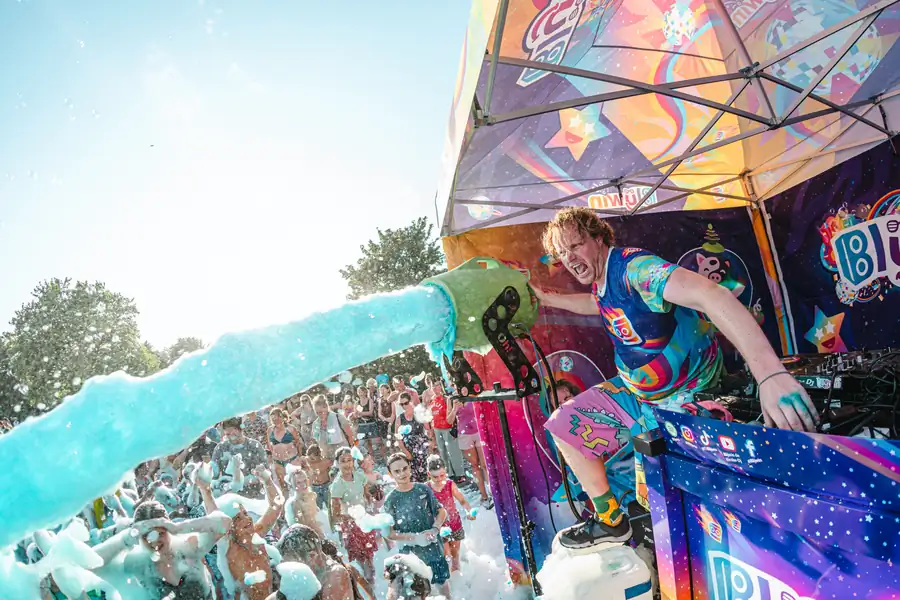 Blijwin® spuit schuim over een enthousiaste schuimparty-crowd