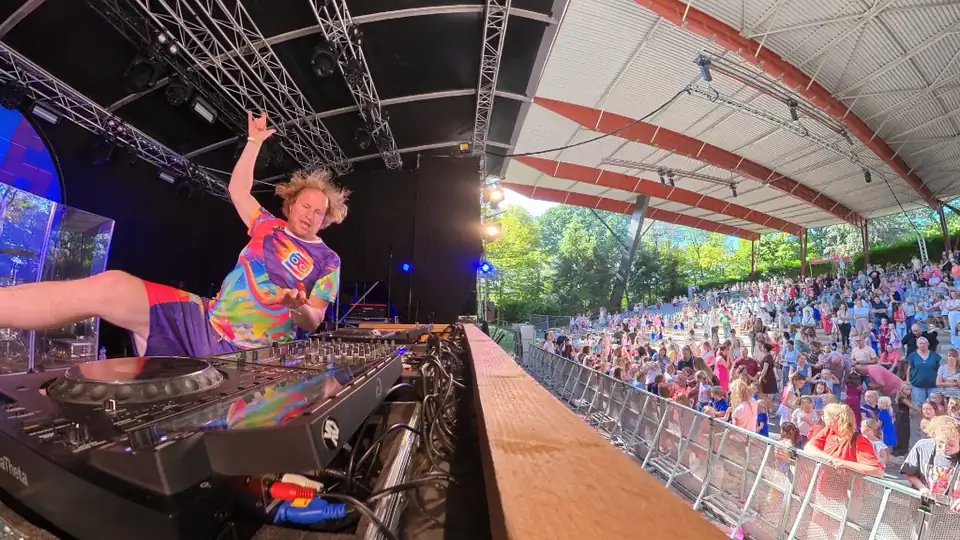 DJ Blijwin® draait met professionele podiumtechniek voor een groot kinderpubliek