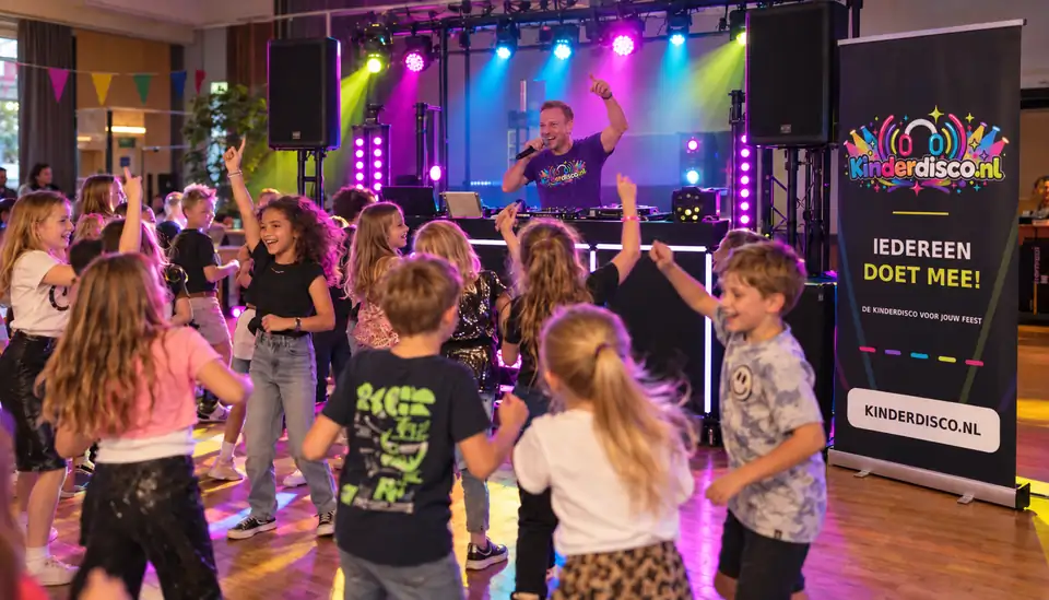 DJ Dennis danst mee met kinderen voor de Kinderdisco.nl-banner