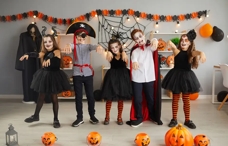 Kinderen in verkleedkleren tijdens een Halloween kinderdisco van Blijwin®