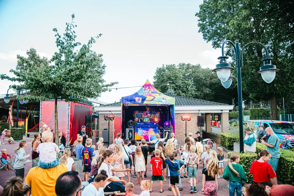 Kinderen dansen tijdens een optreden van DJ Blijwin® op een buitenevenement