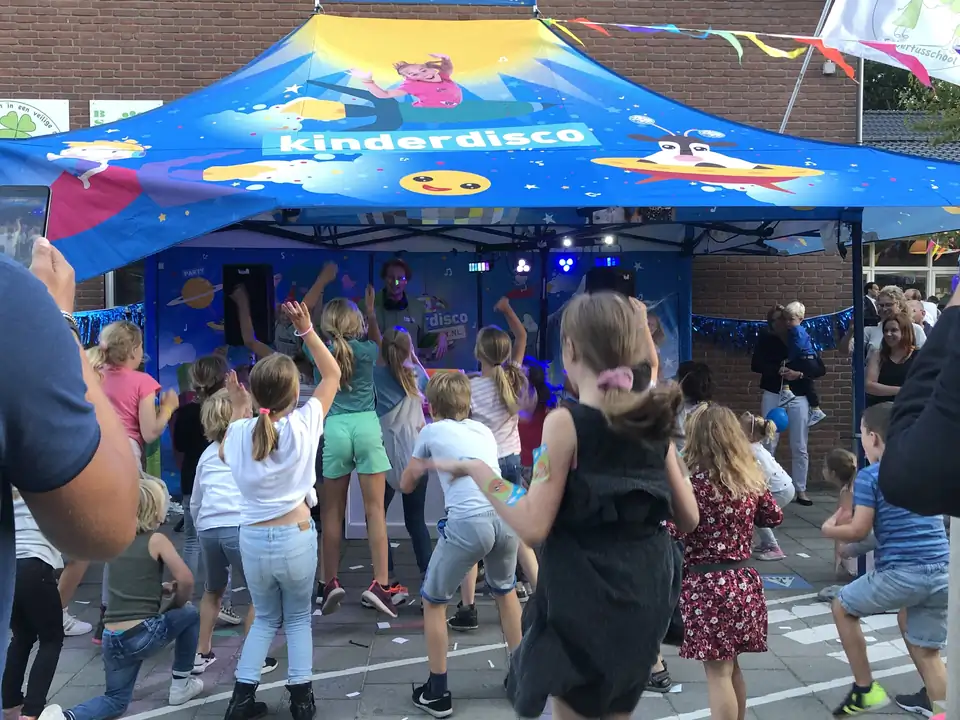 Kinderen dansen voor een kleurrijke discotent