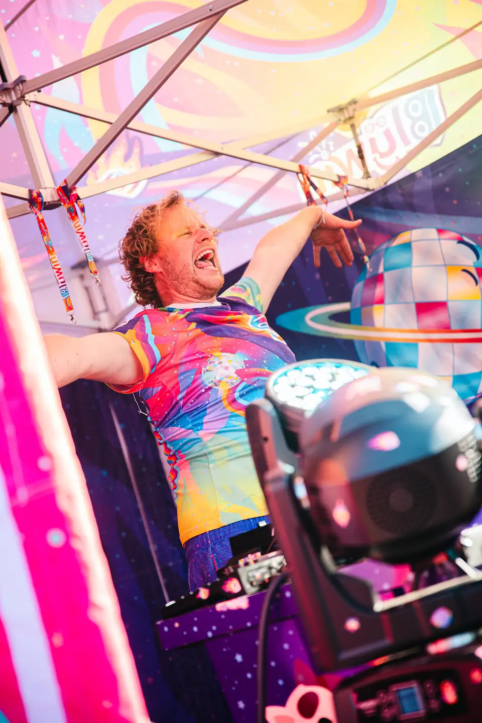 DJ Blijwin® feiert mit Kindern bei einer Campingdisco