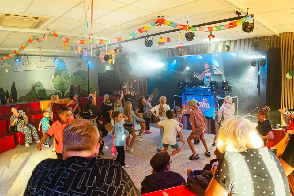 Kinderen dansen in een feestzaal tijdens een communie kinderdisco van Blijwin®