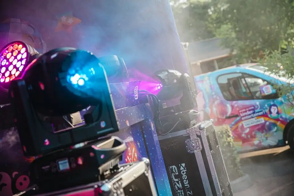 Kinderen dansen tijdens een kinderdisco in Den Haag