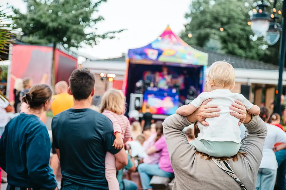 Kinderen feesten tijdens een kinderdisco-show