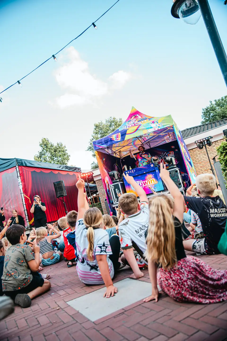 Kinderen dansen en springen tijdens een schoolfeest in Utrecht