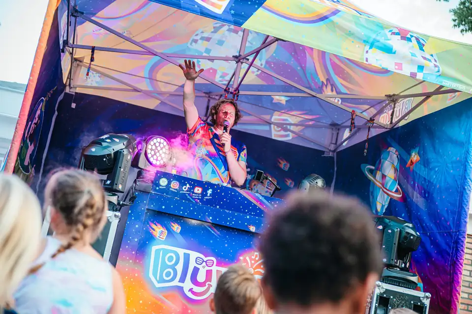 DJ Blijwin® met rook en podiumlicht tijdens een indoor show