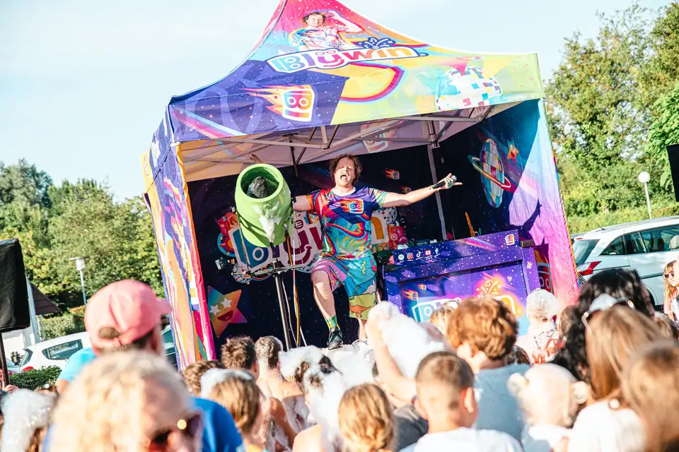 DJ Blijwin® tijdens een schuimparty, klaar voor de show