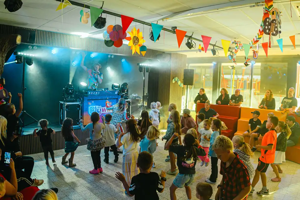 Kinder tanzen in einer Turnhalle beim Schulfest von DJ Blijwin®
