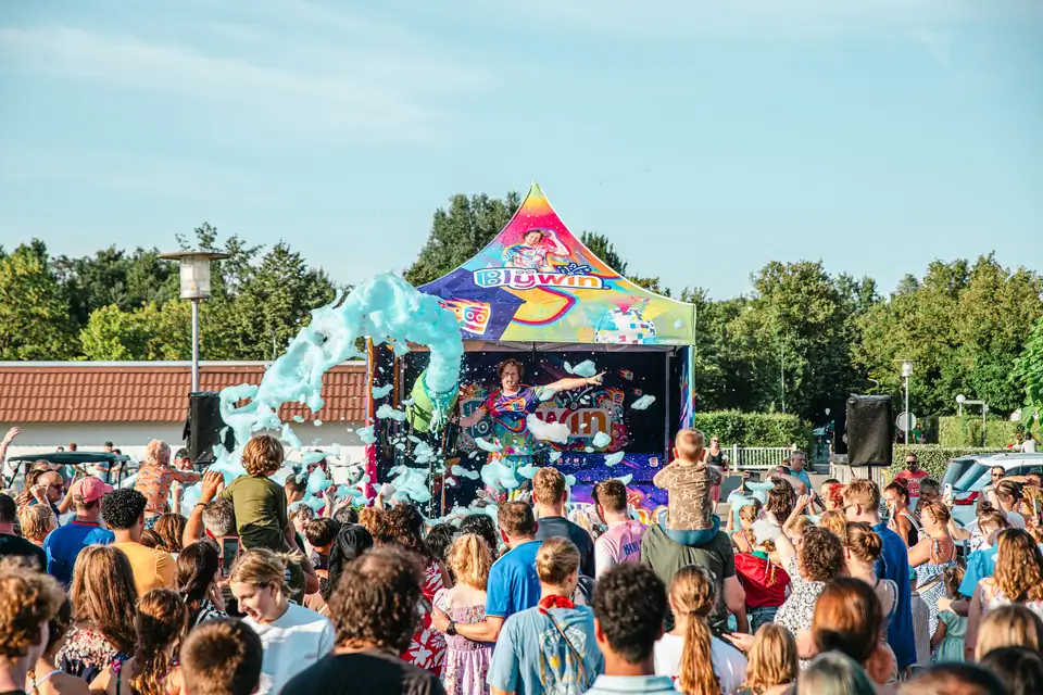 Blijwin® met schuimkanon tijdens een regenboogschuimparty