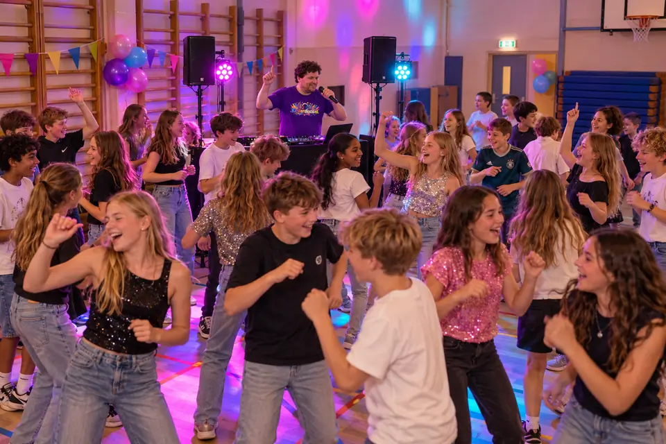 Groep 8 viert het eindfeest met DJ Ryan in een kleine gymzaal