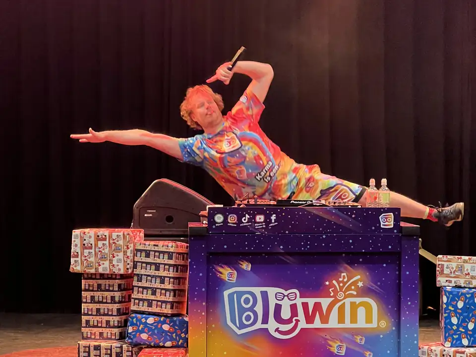 Blijwin® achter de draaitafel op een podium met sinterklaascadeaus