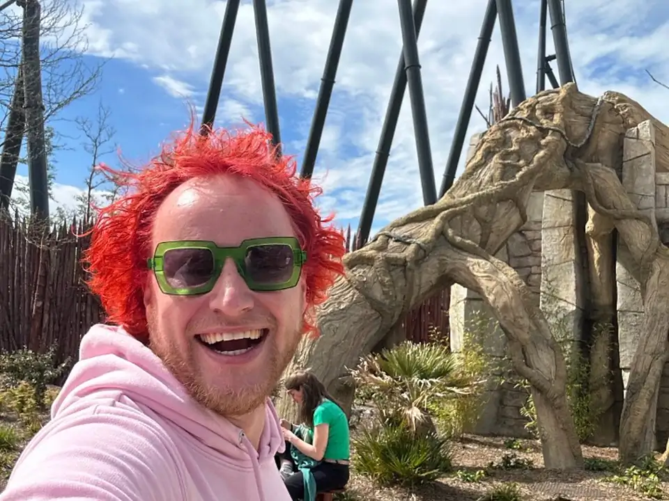 Blijwin® met rood haar voor een achtbaan in Walibi Belgium.