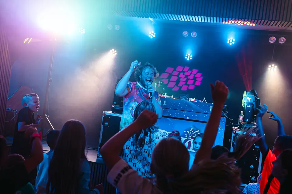 Blijwin&reg; maakt samen met de kinderen een feestje in de zaal